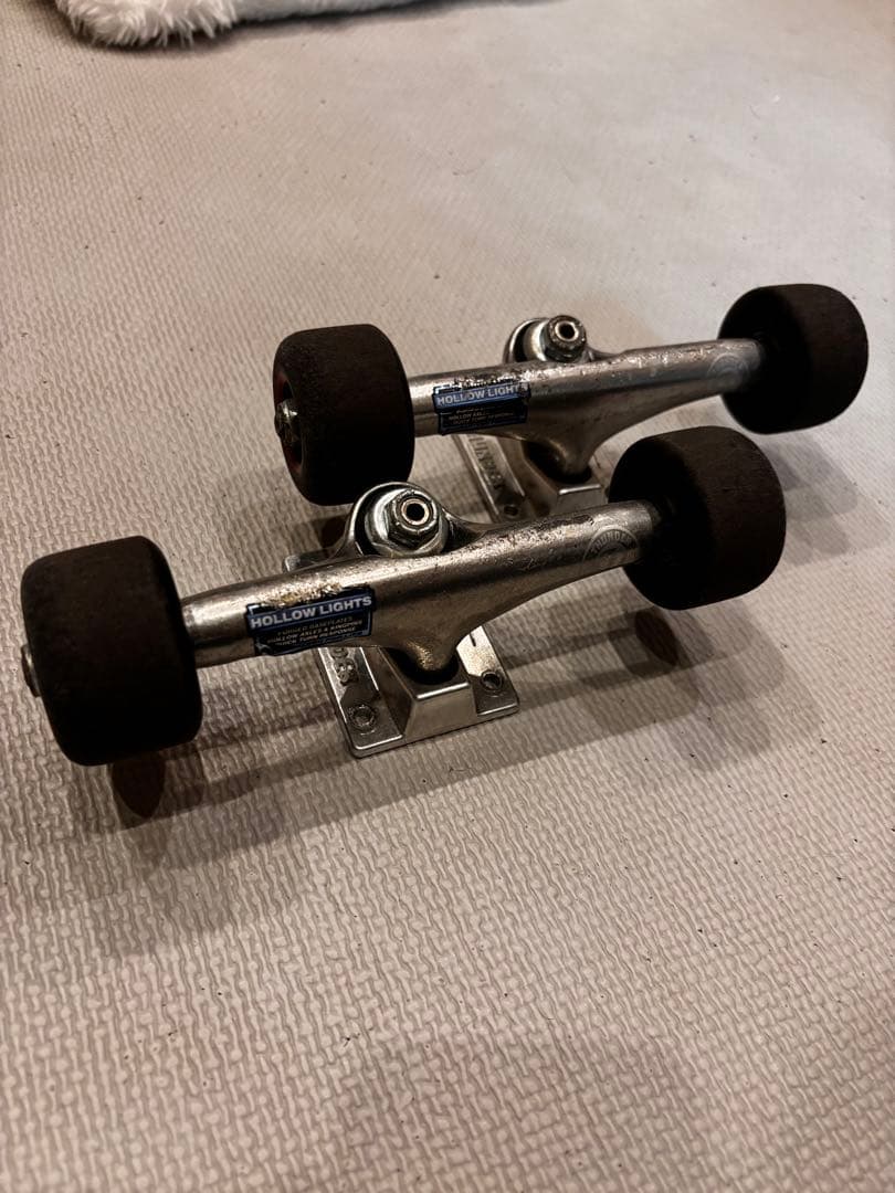 Hollow Lights スケートボードトラック