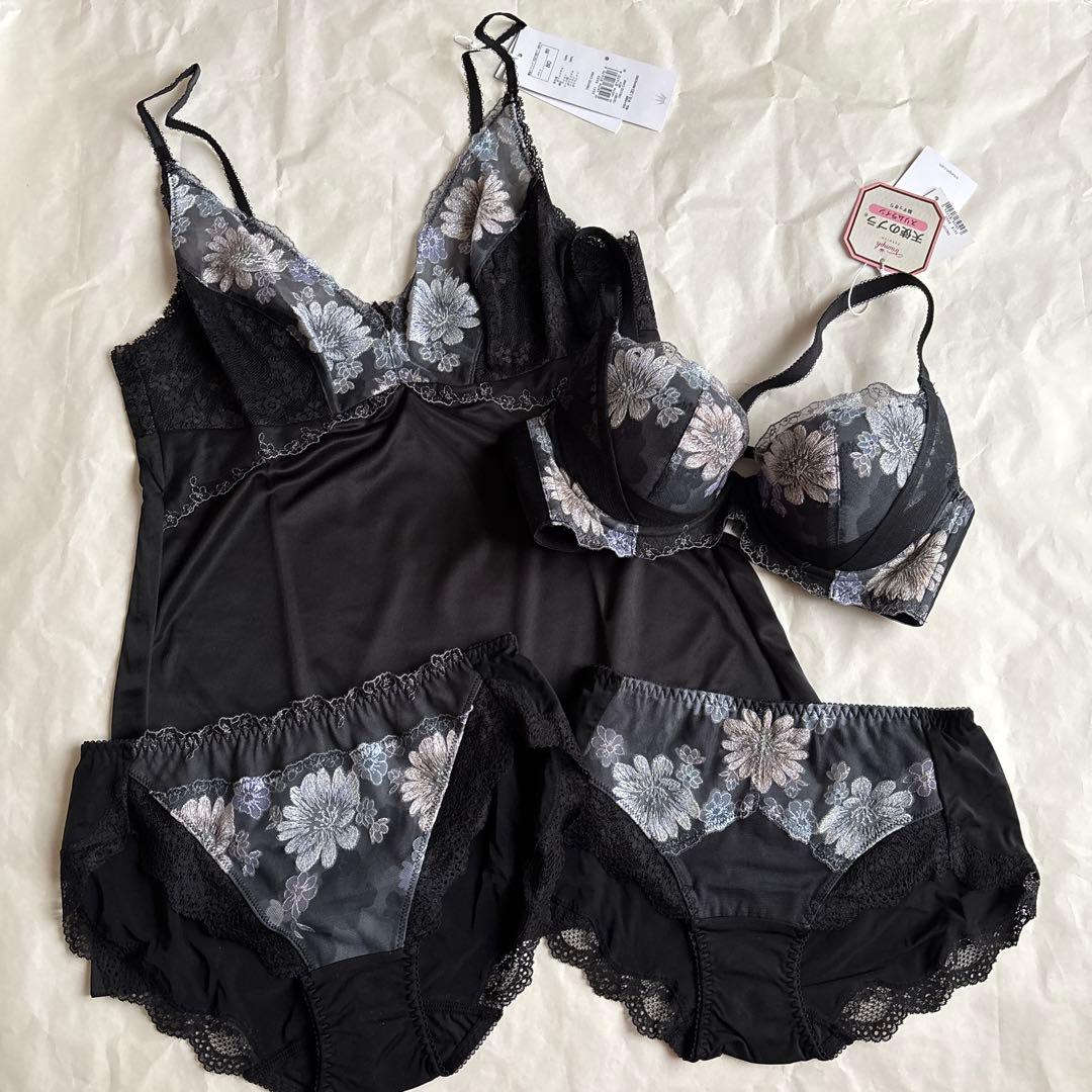 4点セットTriumph レッドレーベル　ブラ(C70)ショーツ&キャミ〜黒系