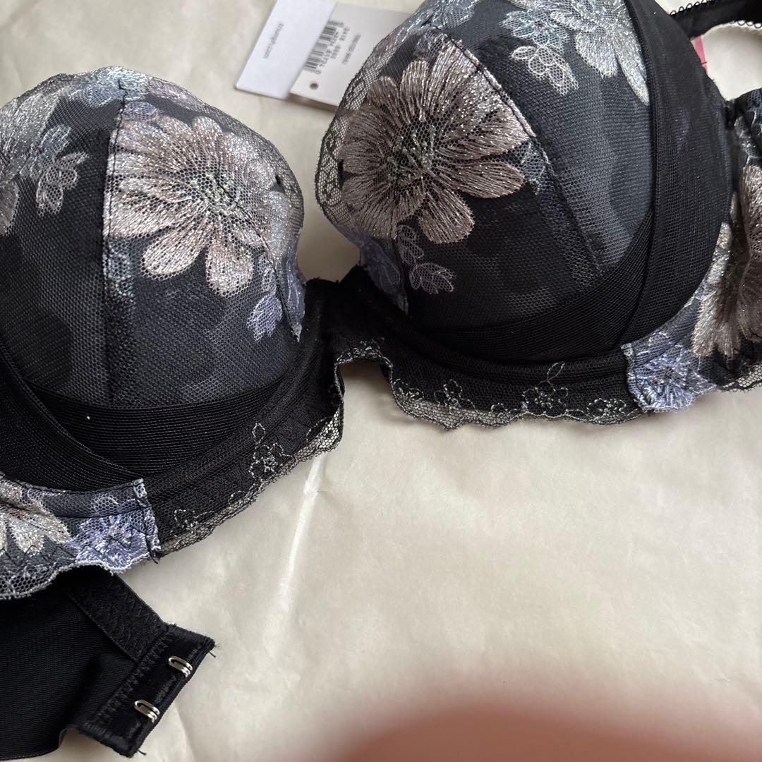 4点セットTriumph レッドレーベル　ブラ(C70)ショーツ&キャミ〜黒系