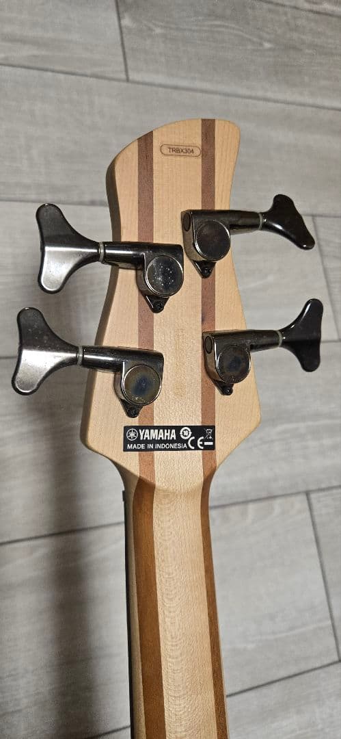 エレキベース ホワイト 4弦 ギグバッグ付き