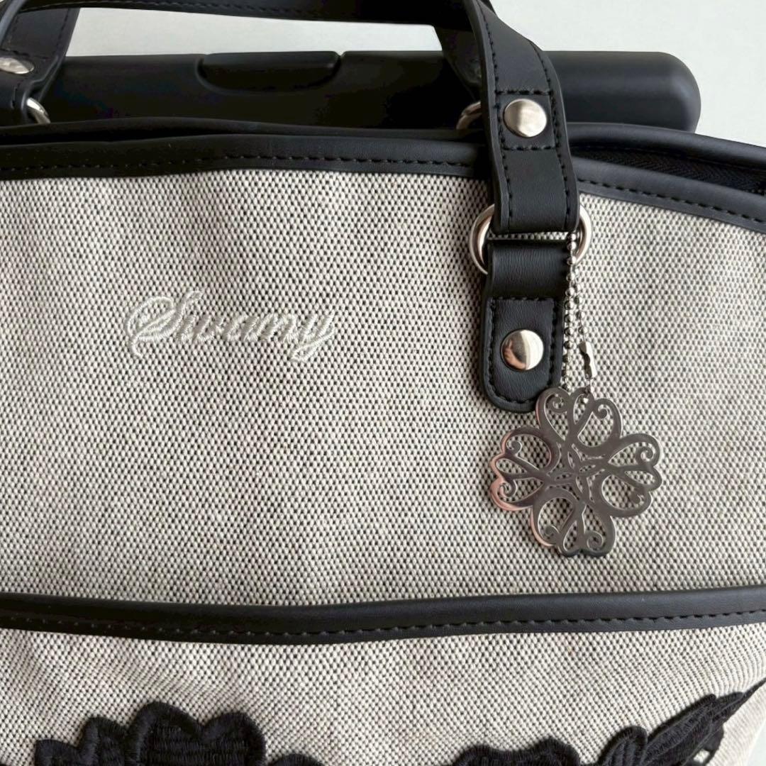 SWANY × 近沢レースの希少コラボ！エレガントな花柄刺繍キャリーバッグ