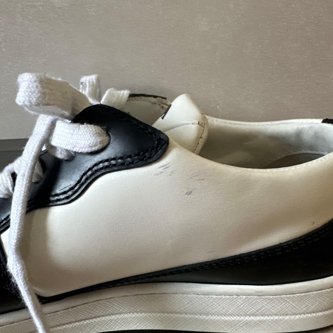 ろ*ん様 PRADA ホワイト ブラック スニーカー