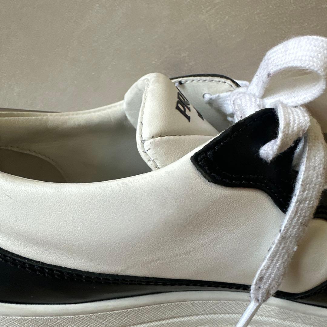 ろ*ん様 PRADA ホワイト ブラック スニーカー