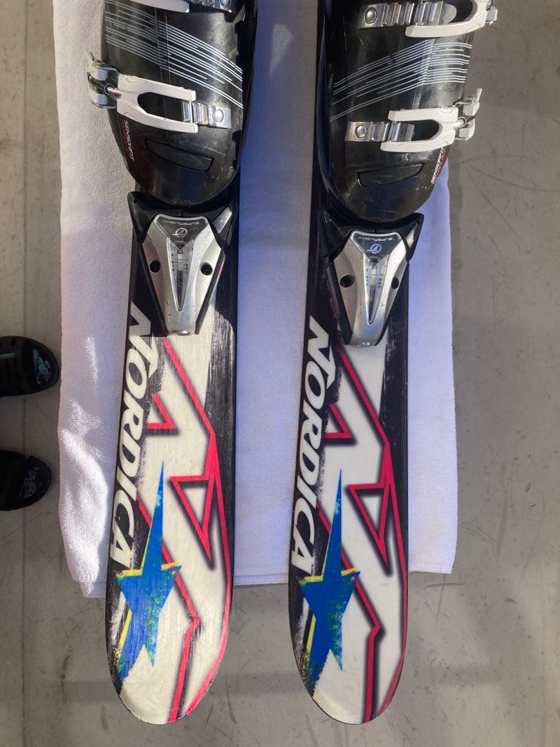 ショートスキー板と解放ビィンディングとブーツセット(ブーツ25.5cm黒赤)