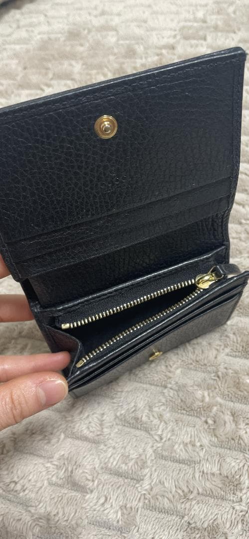GUCCIのブラック二つ折り財布 GGロゴ付き