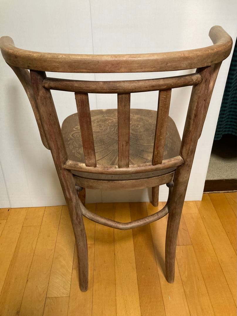 アンティーク木製椅子（座面に美しいエンボス装飾模様）