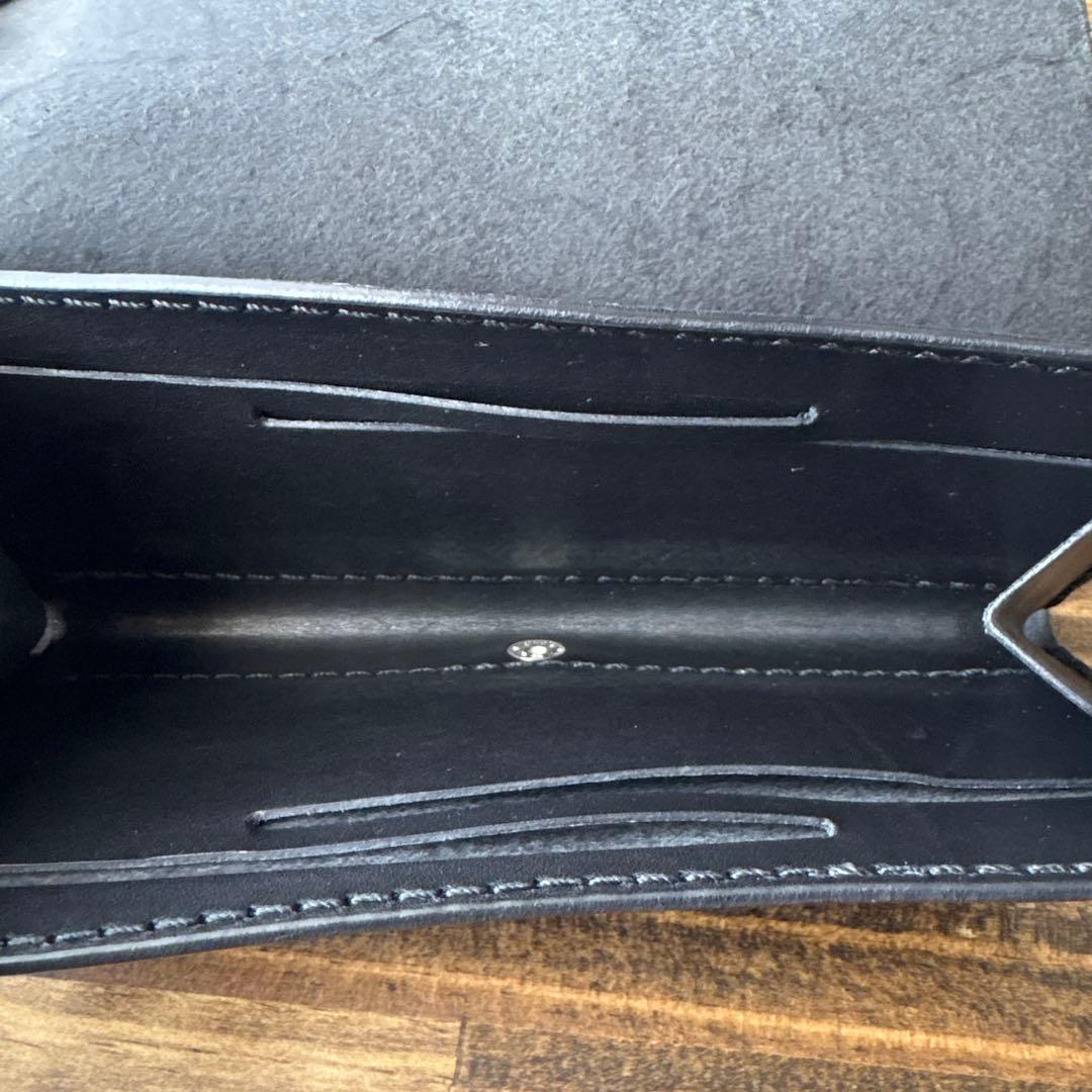 ほぼ1万円札サイズの中身にアクセスしやすい薄 めの長財布　右利き用黒※中古