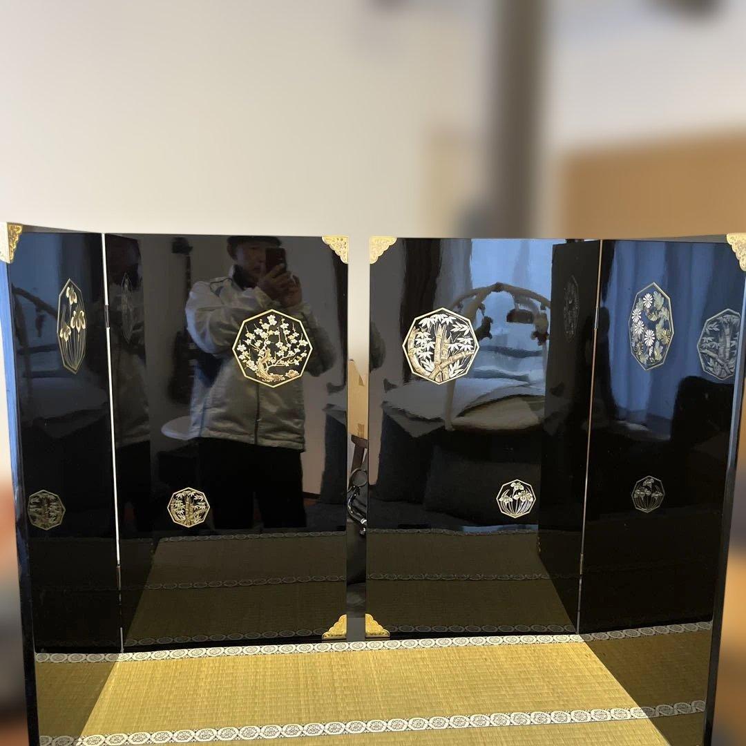 黒い4つ折り屏風 金色の花模様