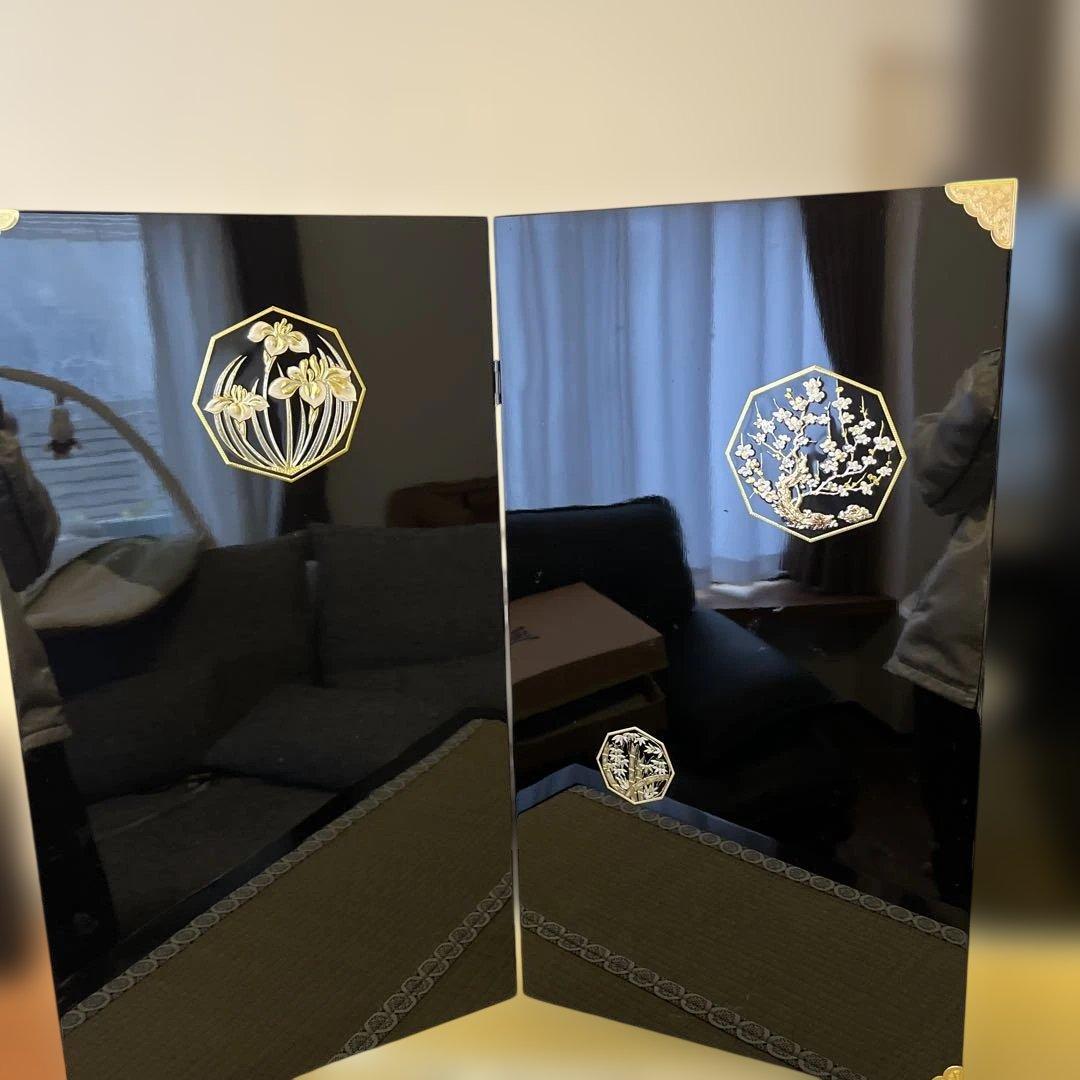 黒い4つ折り屏風 金色の花模様