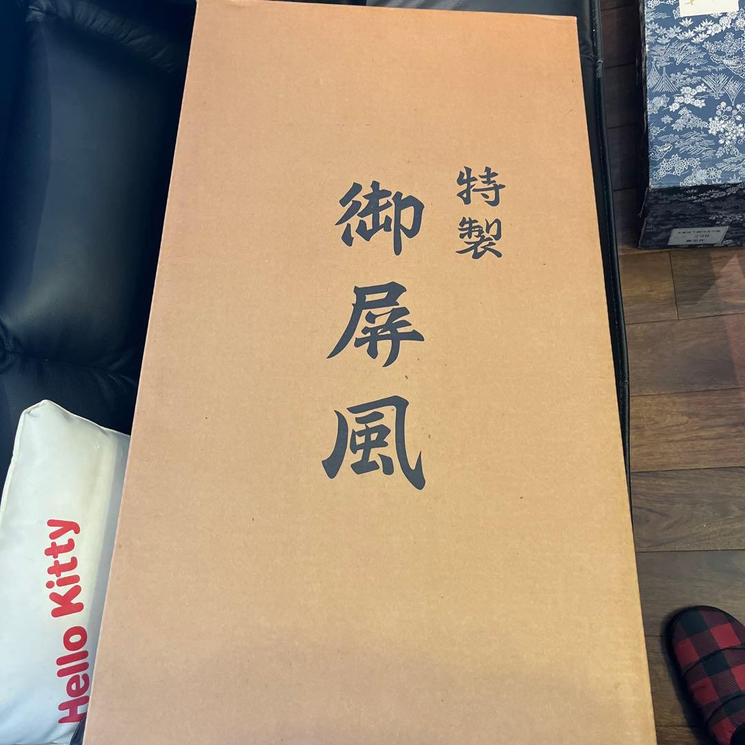 黒い4つ折り屏風 金色の花模様