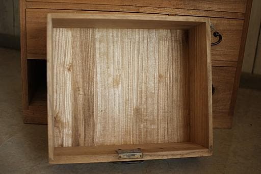 古い小ぶりな木製の引き出し5杯　タンス　チェスト　古家具