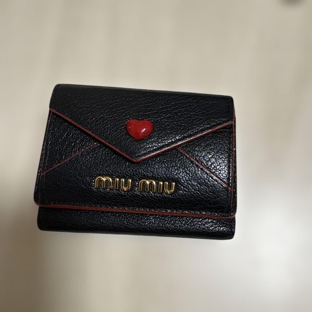 良品 MIUMIU 黒 ラブレター ハート マドラス 折り財布 ミニウォレット