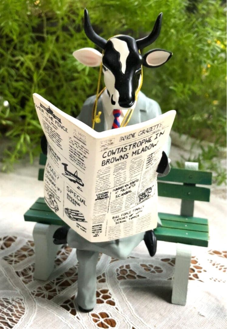 カウパレード　新聞を読むウシ　#11565