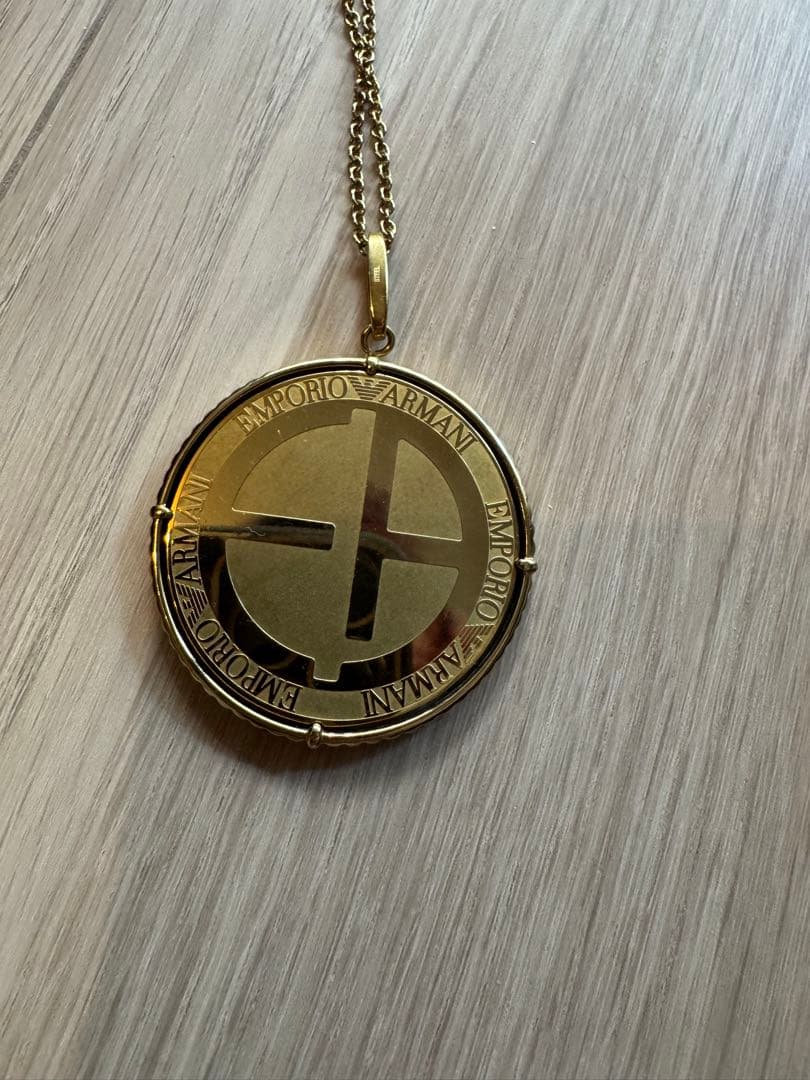 アロEmporio Armani ゴールドロゴペンダントネックレス