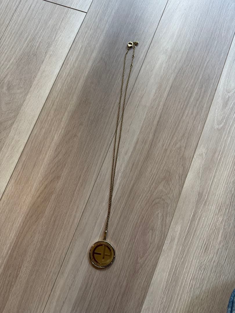 アロEmporio Armani ゴールドロゴペンダントネックレス