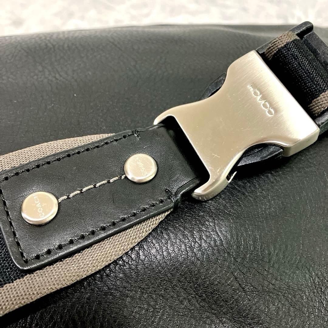 COACH　コーチ　レザーボディバッグ　縦型　チャーム付き　ブラック