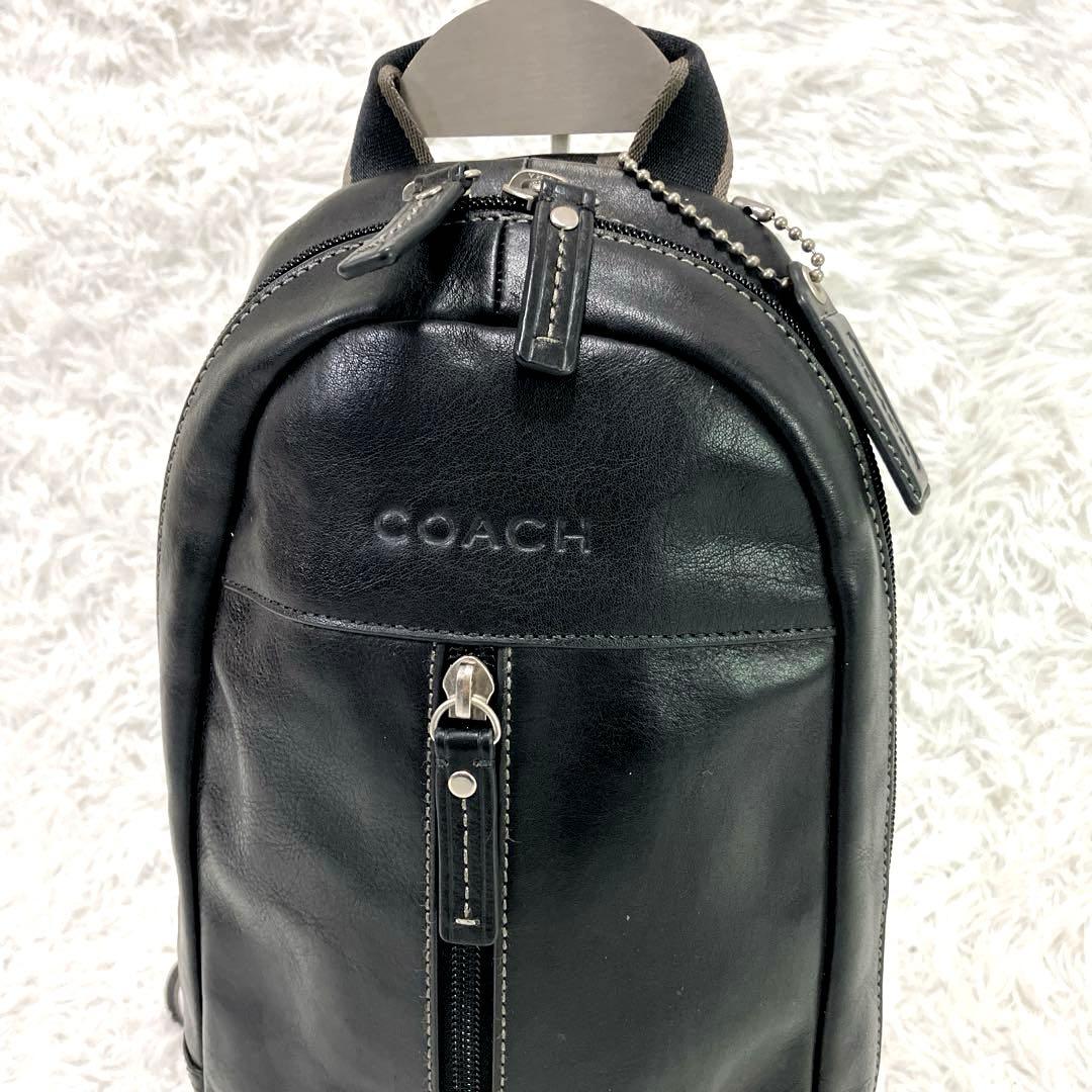COACH　コーチ　レザーボディバッグ　縦型　チャーム付き　ブラック