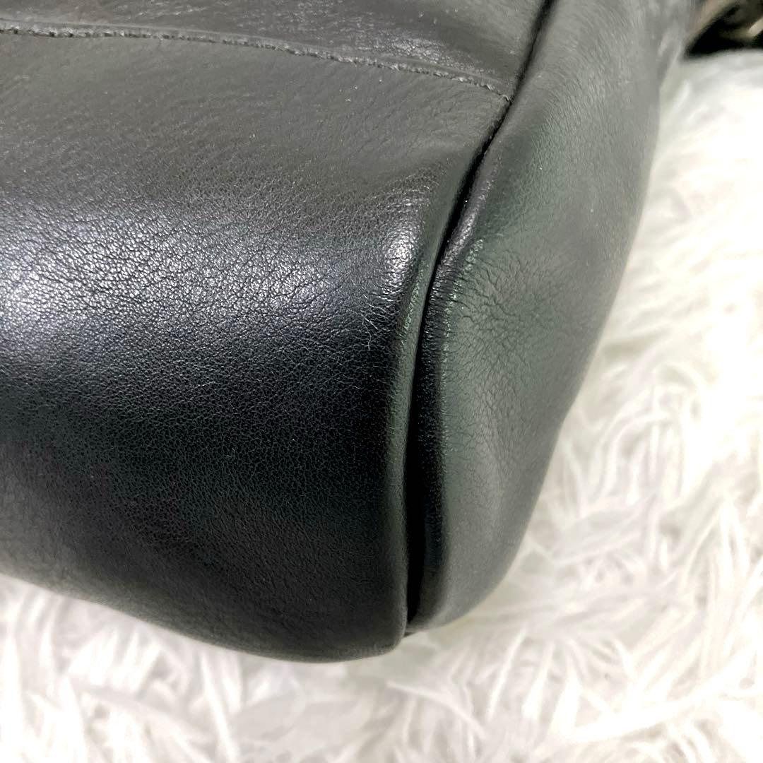 COACH　コーチ　レザーボディバッグ　縦型　チャーム付き　ブラック