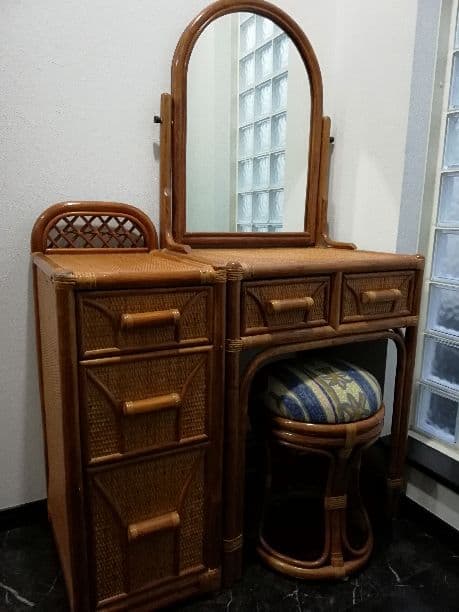 アジアンテイスト 籐製の鏡台とスツールとチェスト