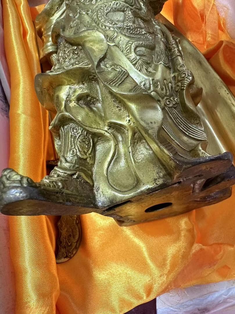 三国志 関羽の置物 金色の武将像 インテリア装飾