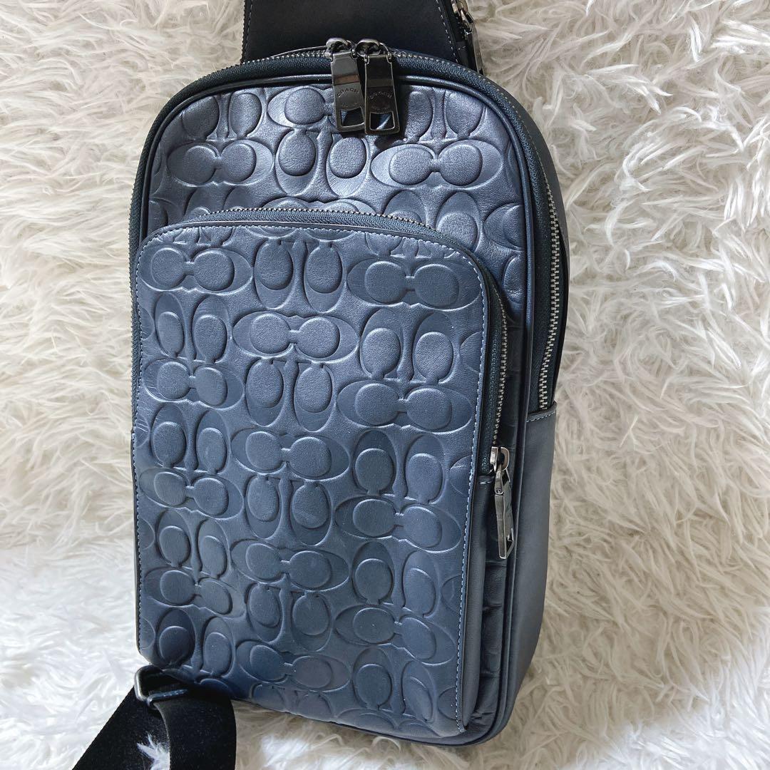 美品⭐️COACH コーチ　ボディーバッグ エンボス加工　メンズ　肩掛け　ネイビー
