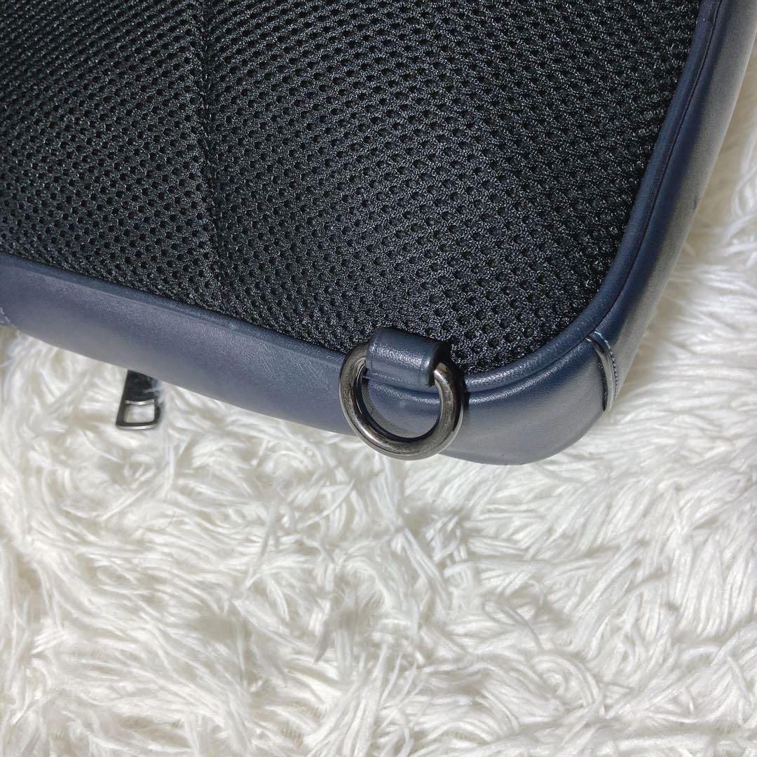 美品⭐️COACH コーチ　ボディーバッグ エンボス加工　メンズ　肩掛け　ネイビー