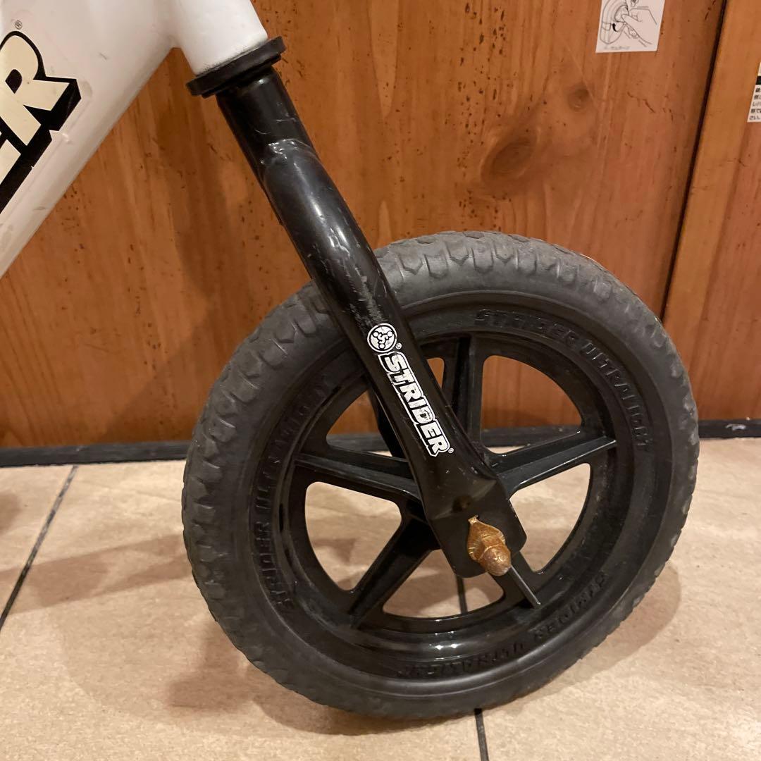 ストライダー　ホワイト 箱付きプレゼント　外遊び　公園遊び