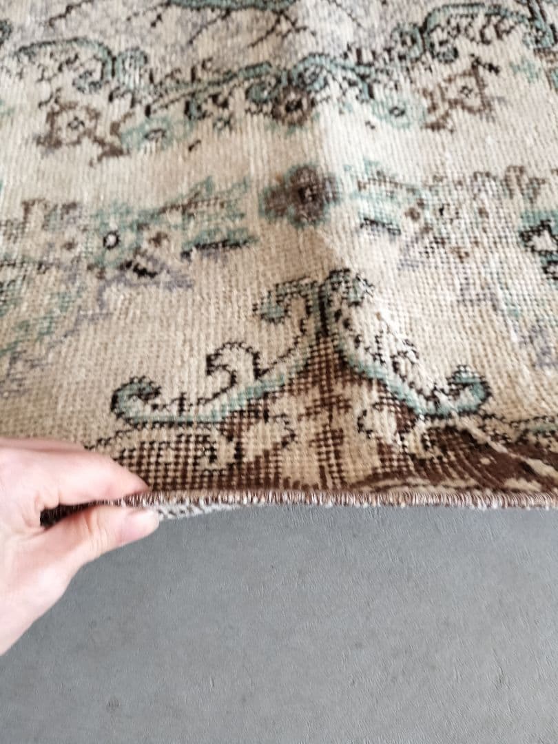 ブラウン・ベージュにくすみペールブルー　ヴィンテージトルコラグNo.725