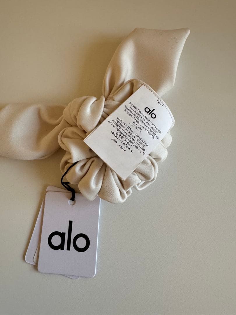【正規品】 新品 alo アローヨガ ラブリボンシュシュ ホワイト