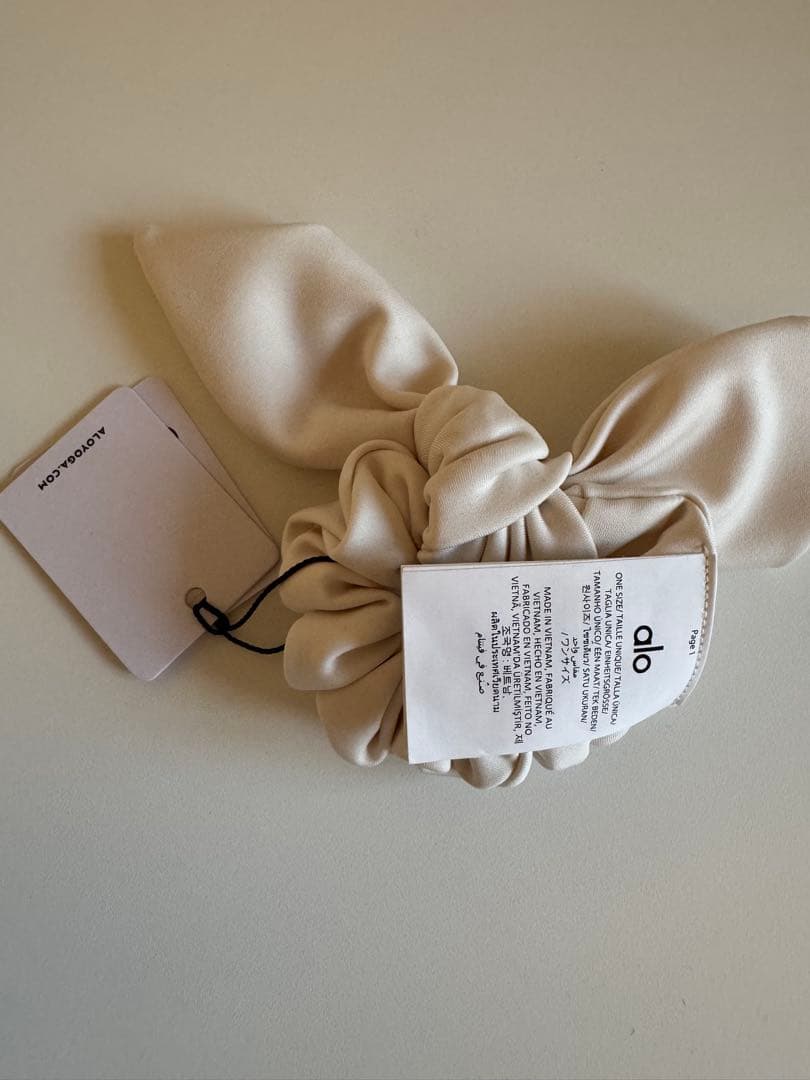 【正規品】 新品 alo アローヨガ ラブリボンシュシュ ホワイト