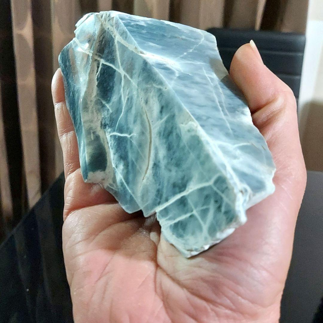 希少！産出量の少ないブルーグリーンが綺麗な グアテマラ翡翠原石3面磨き 550