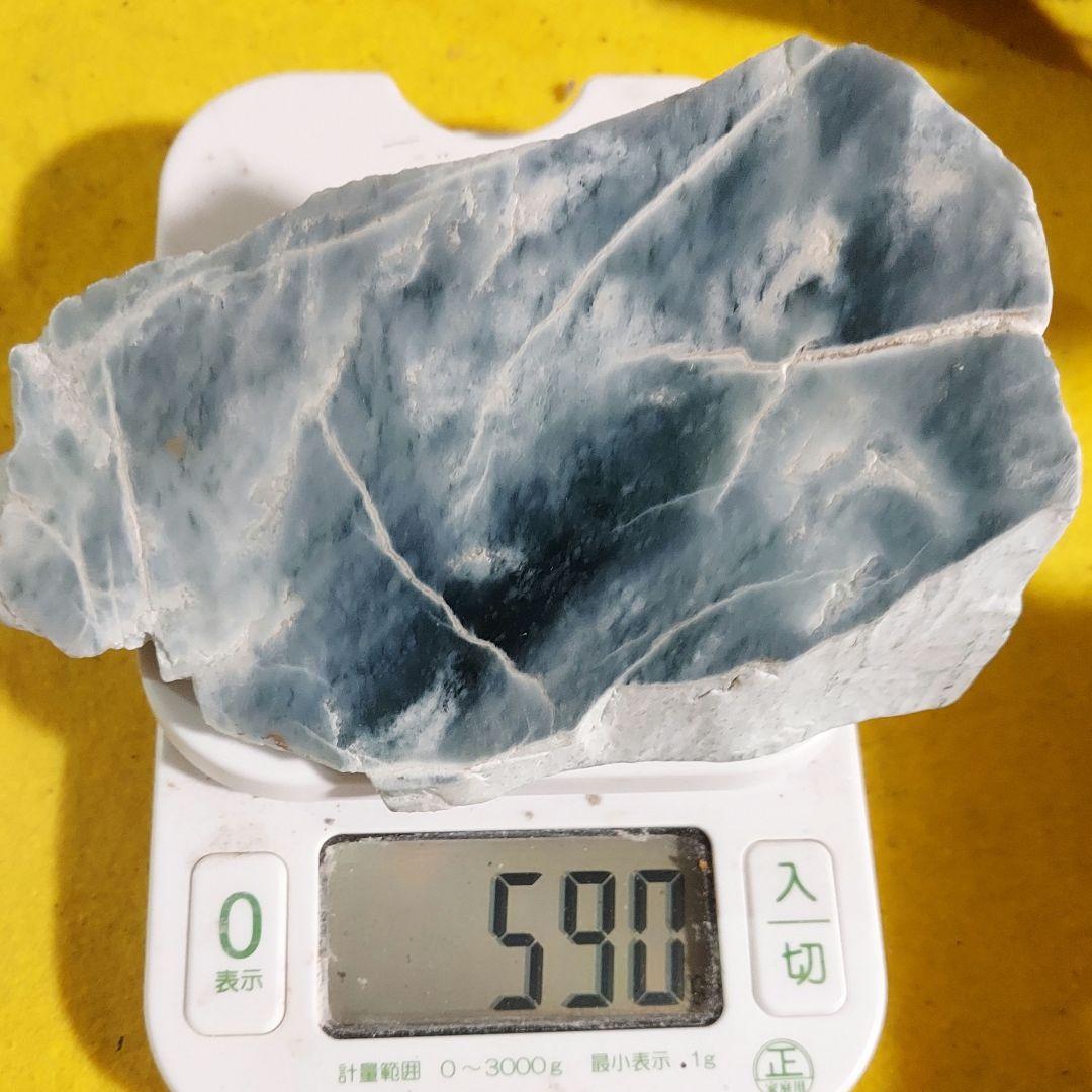 希少！産出量の少ないブルーグリーンが綺麗な グアテマラ翡翠原石3面磨き 550