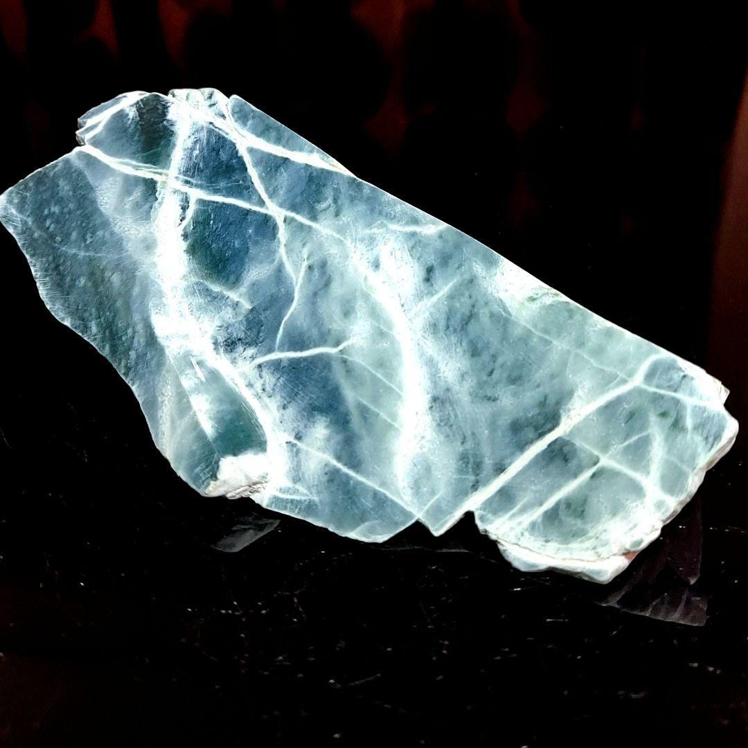 希少！産出量の少ないブルーグリーンが綺麗な グアテマラ翡翠原石3面磨き 550