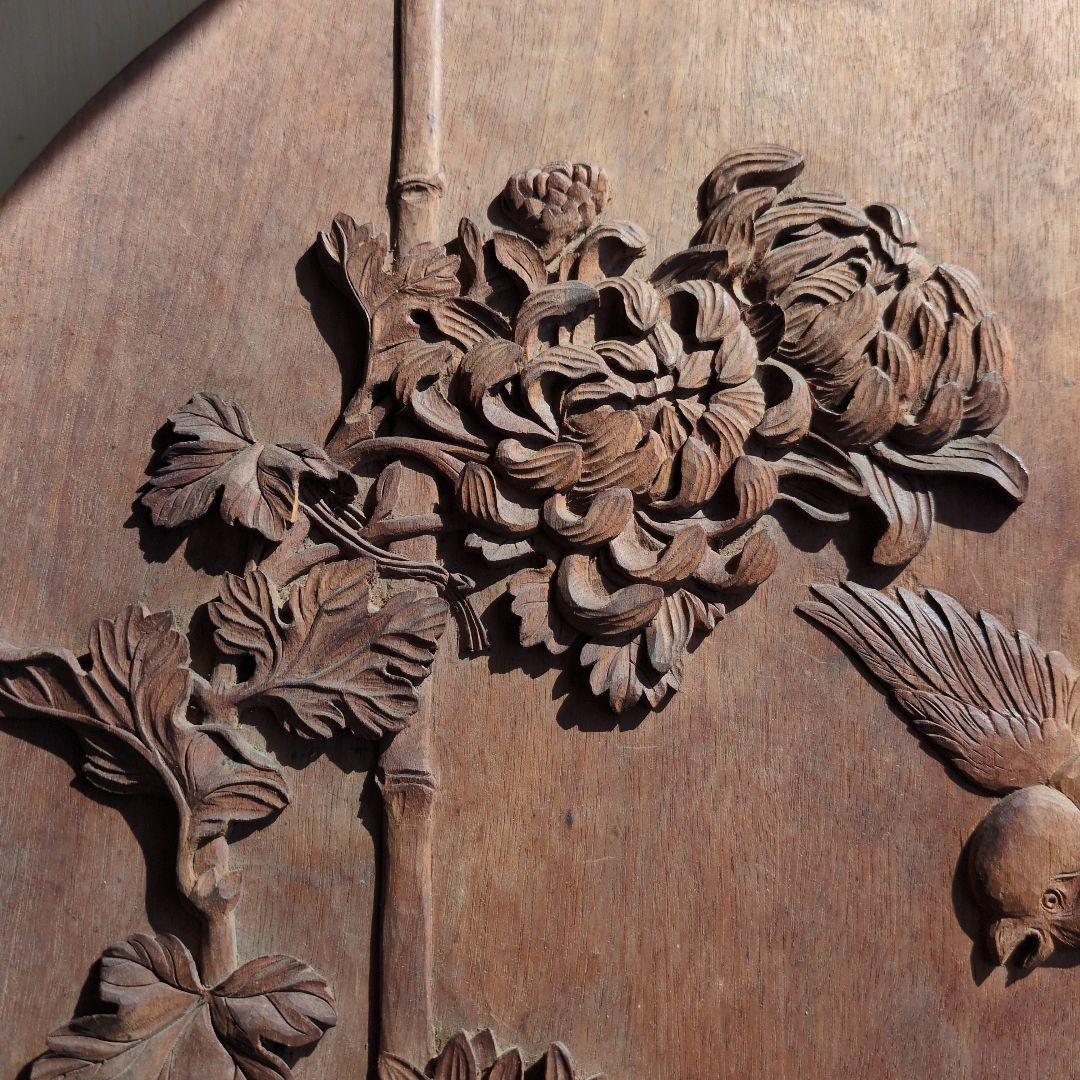 菊花と竹やスズメの立体彫刻が施された木彫の壁掛け装飾品