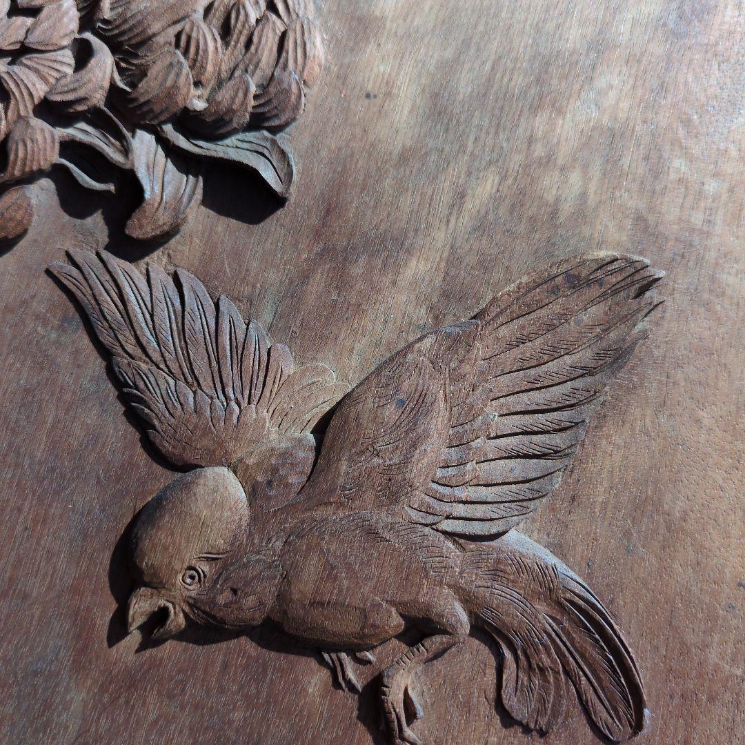 菊花と竹やスズメの立体彫刻が施された木彫の壁掛け装飾品