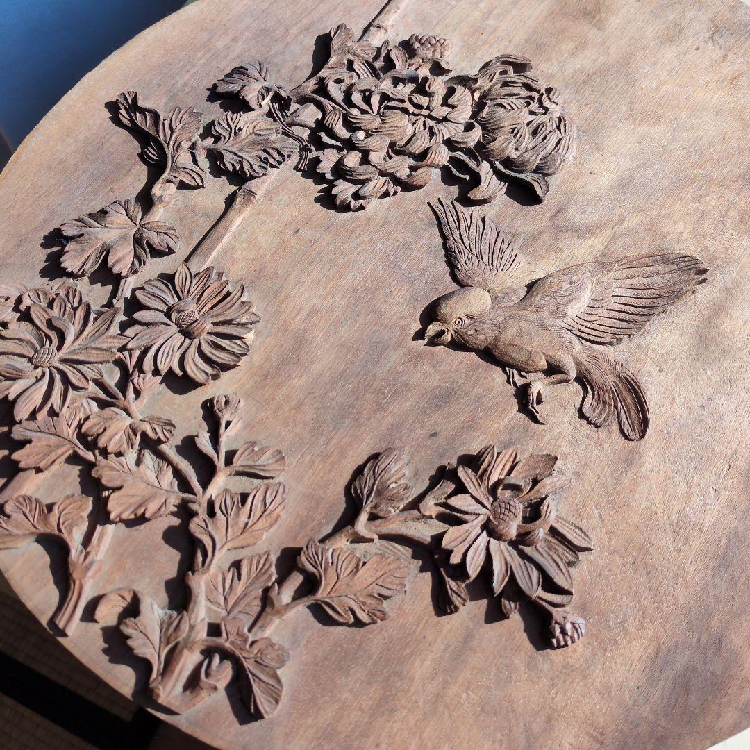 菊花と竹やスズメの立体彫刻が施された木彫の壁掛け装飾品