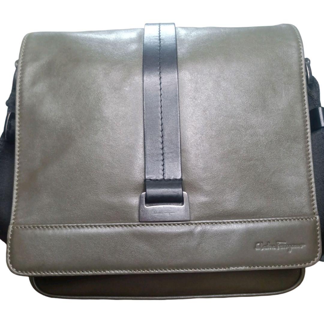 ✨Salvatore Ferragamo 羊革オールレザー メッセンジャーバッグ