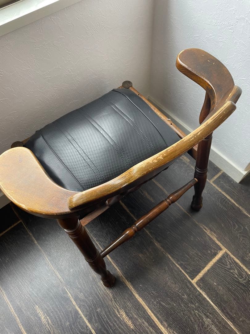 アンティーク 木製アームチェア 黒クッション