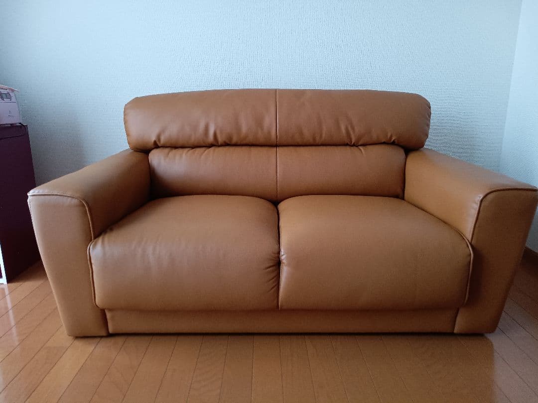 ブラウンの2人掛けソファ