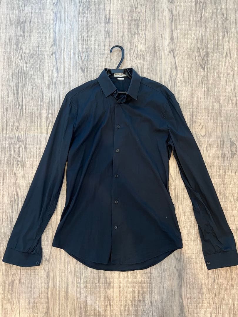 バレンシアガ　黒シャツ　ドレスコーデ