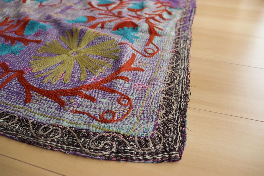オールドラリーキルトスザニ刺繍　多色刺繍ラグ 大きめ