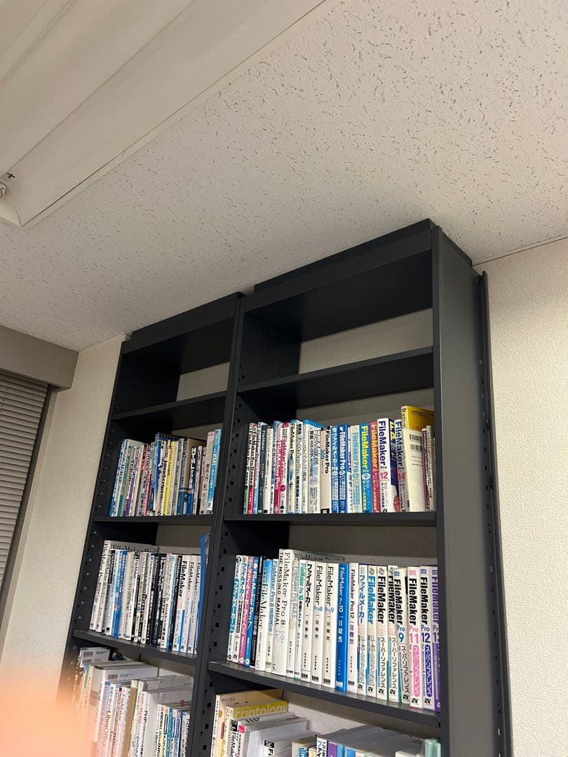 突っ張りスチール棚　本