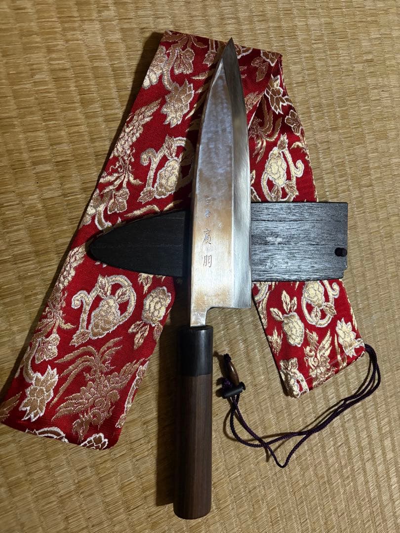 三条　廣朋作　大出刃包丁　半鏡面仕立　刃渡り約22㎝　高級金蘭包丁袋付