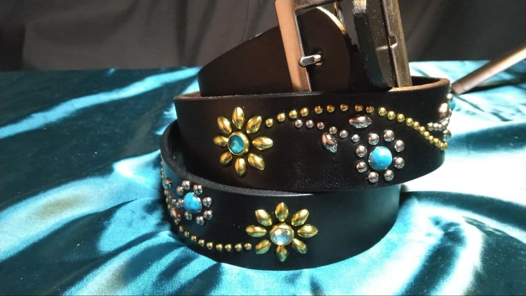 内藤栃木レザーツタ＆フラワースタッズベルトブラック　ニッケル＆ブラス