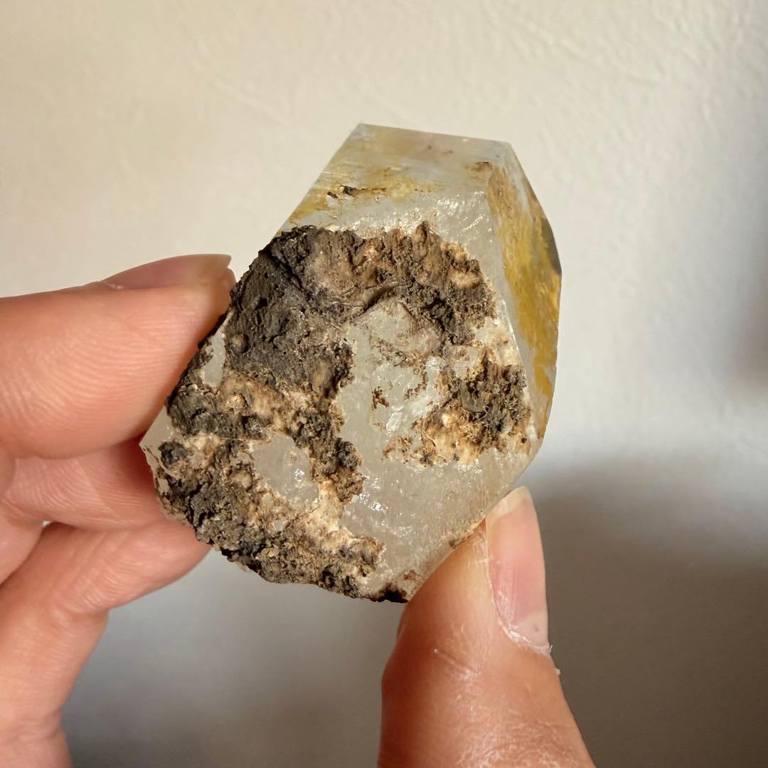 虹入り【ゴールデンヒーラー】パキスタン スカルドゥ産 ヒマラヤ水晶 72g