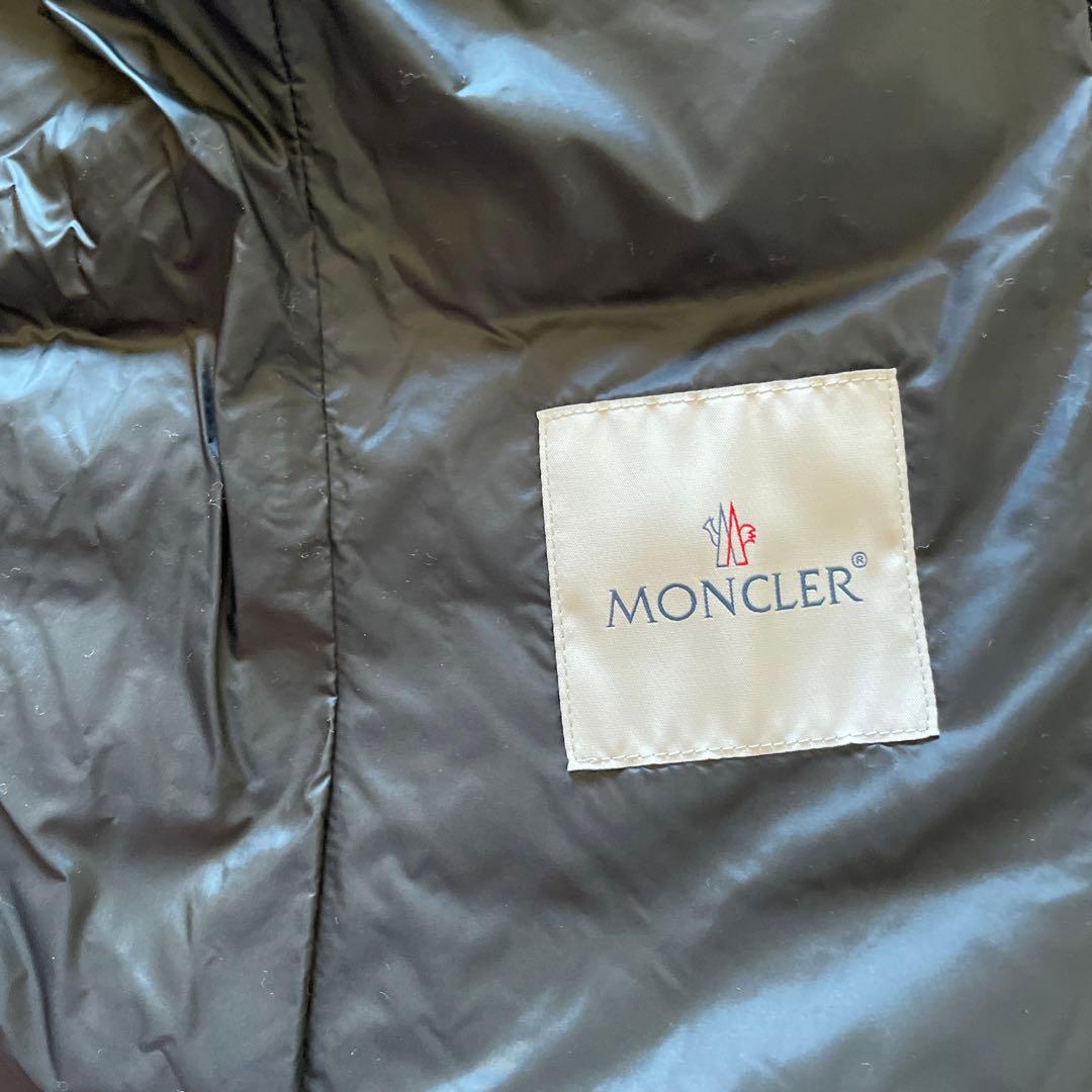 MONCLER 黒 フード付きダウンベスト