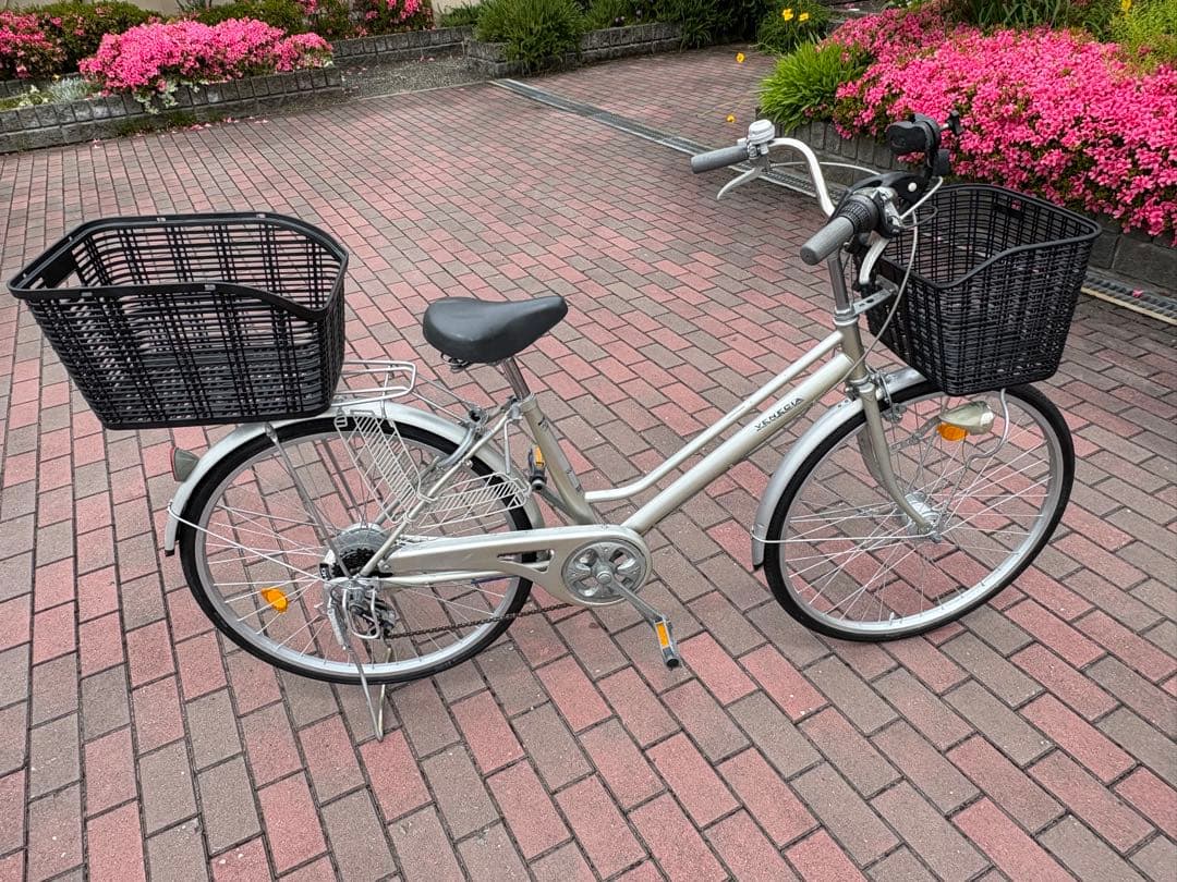 Rik☆さん専用 前籠付きAR変速付きシルバー 軽快車(26㌅)配達共に可能