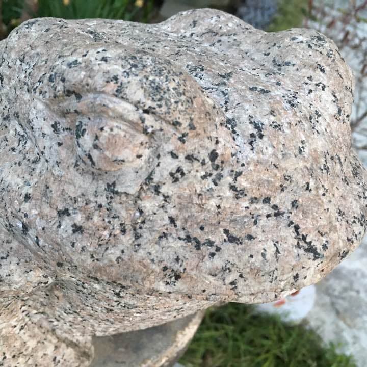 カエルの石像