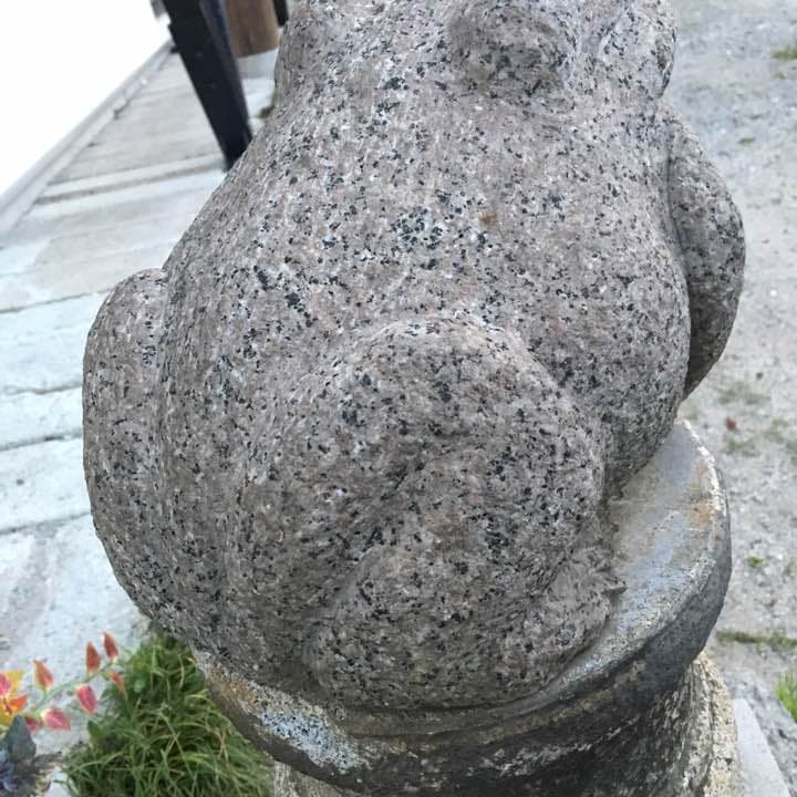 カエルの石像