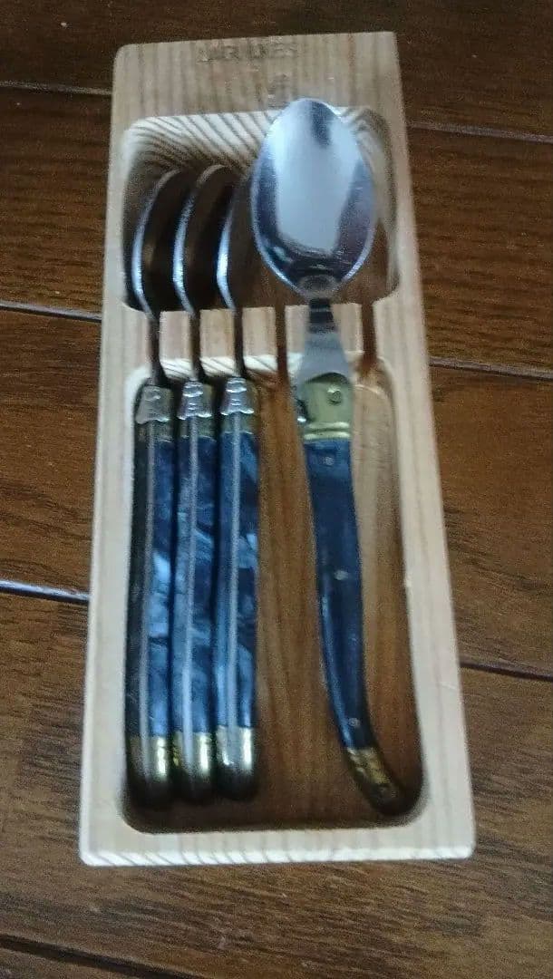 LAGUIOLE　デザートスプーン4本セット 木箱入り